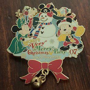 2007 Limited Edition Very Merry Christmas Party Mickey Minnie Goofy Donald Pin